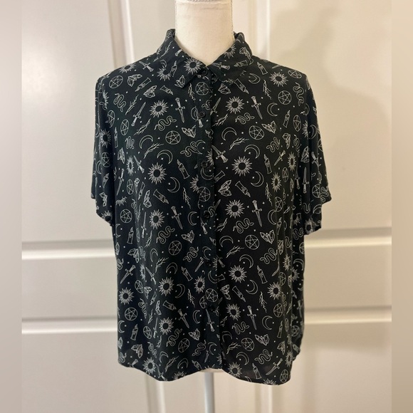 Hot Topic The Craft Witchy Symbols Black Boxy Crop Button Up Shirt Occult Large - Picture 3 of 16